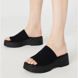 Slinky 30 black iconic sandal (NWT)